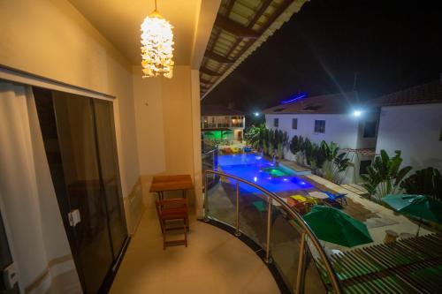 a room with a swimming pool in a building at Pousada Kalunga in Flecheiras