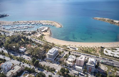 una vista aerea su una spiaggia e sull'oceano di Cama Luxury Suites ad Atene