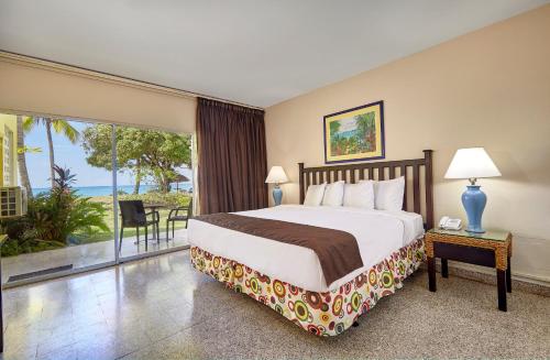 A bed or beds in a room at Starfish Tobago