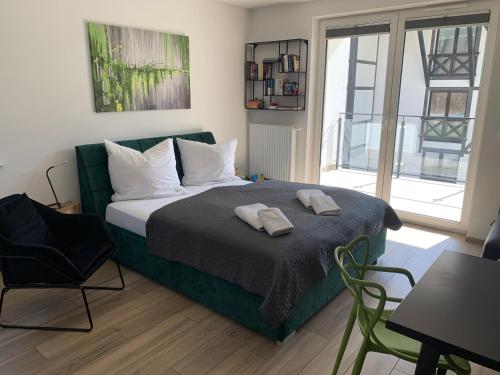ein Schlafzimmer mit einem Bett mit zwei Handtüchern darauf in der Unterkunft Apartamenty Amira w kompleksie Apartamenty Piano in Świeradów-Zdrój