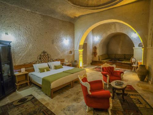 Postel nebo postele na pokoji v ubytování Kalsedon Cave Suites