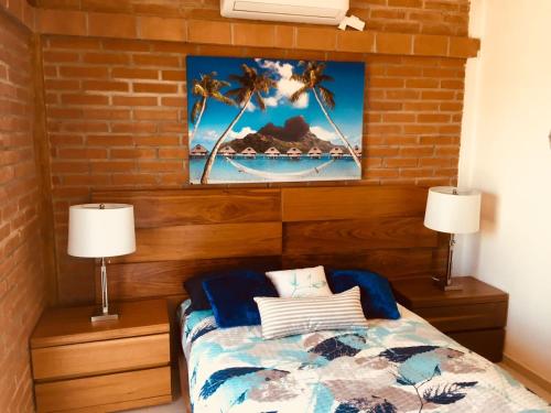 Tempat tidur dalam kamar di Ventana Blue Hotel