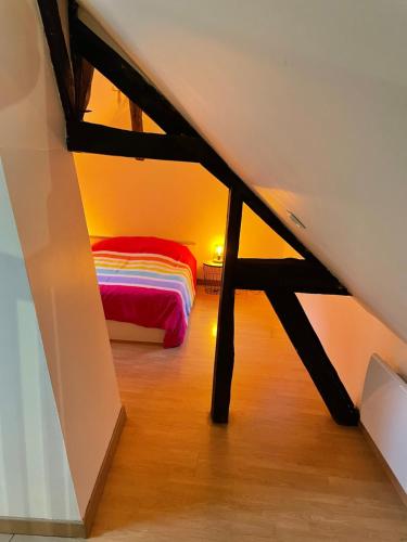 a small bedroom with a bed in a attic at Appartement complet hyper centre in Auxerre