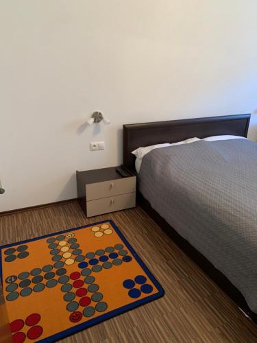 1 dormitorio con cama y alfombra en el suelo en Apartmán SOŇA, en Tale