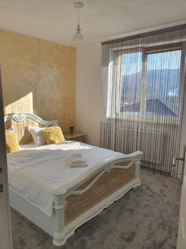 Ένα ή περισσότερα κρεβάτια σε δωμάτιο στο Apartament Tiron în centru orasului