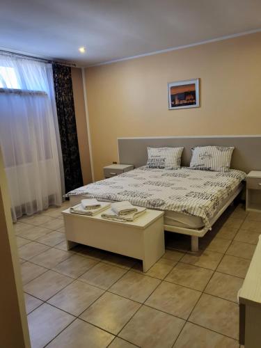a bedroom with a bed and a table at Pensiunea B&B Casa Italia in Timişoara