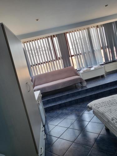 a room with a bed and two windows at Pensiunea B&B Casa Italia in Timişoara