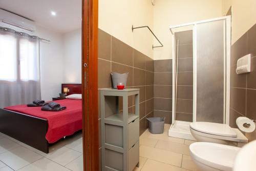 uma casa de banho com uma cama, um WC e um lavatório. em Mivida "Le stanze di Ada" em San Teodoro