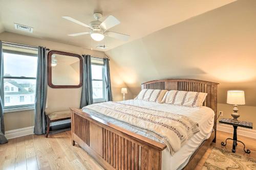 Beautiful Spacious Beach Home, Private Deck & Grill, with Beach Badges tesisinde bir odada yatak veya yataklar