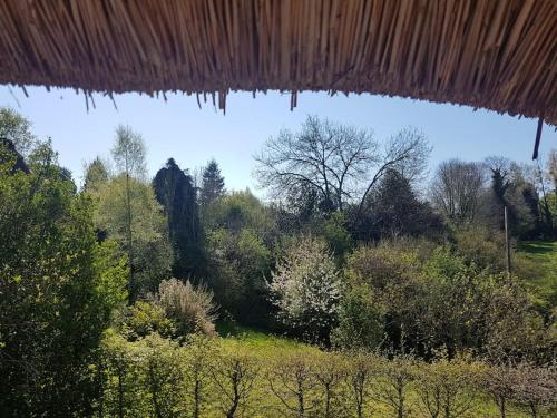 une vue depuis le toit d'un champ et d'arbres dans l'établissement Chaumière aux portes d'Honfleur, à Manneville-la-Raoult