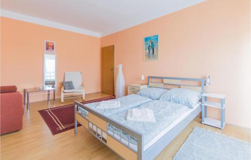 Postel nebo postele na pokoji v ubytování Nice Home In Dakovo With Pool