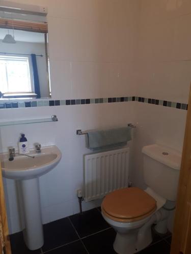 Un baño de NO 9 The Willows, Ballinamore, Entire home