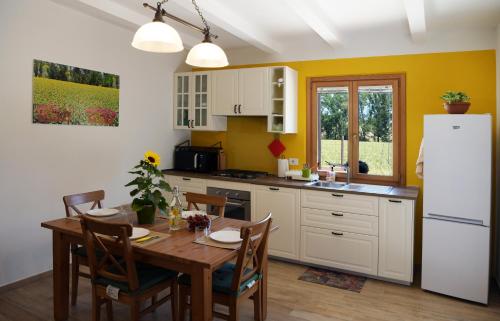 Dapur atau dapur kecil di Casa Montefiore 13 Girasoli LT nella tranquilla campagna Marchigiana