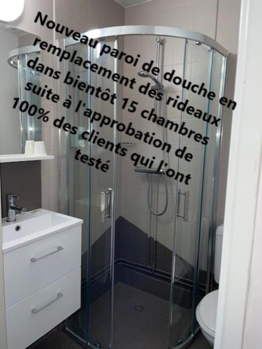 Ένα μπάνιο στο Hotel Saint Odilon