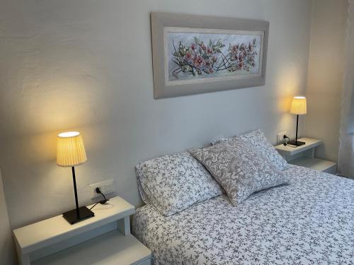 A bed or beds in a room at Casa Pomar Apartament