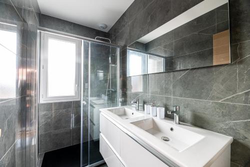 HOTEL VILLA SOL في بيسكاروس: حمام مع حوض أبيض ونافذة