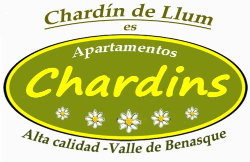 zielony znak z białymi kwiatami w obiekcie Chardín de Llum-Apartamentos Chardins w mieście Benasque