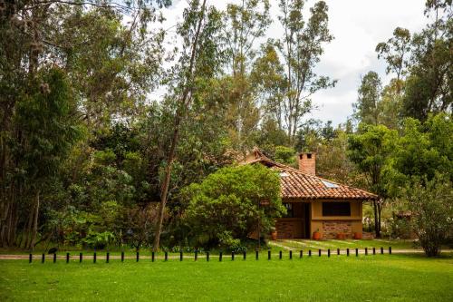 a house in the middle of a green yard at Clavellino House Campestre-Villa de Leyva-WIFI in Villa de Leyva
