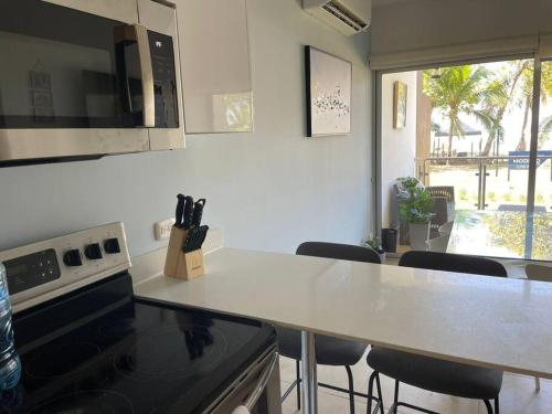 Küche/Küchenzeile in der Unterkunft Bejuco Beachfront Condo FRENTE A LA PLAYA hermoso condominio NUEVO