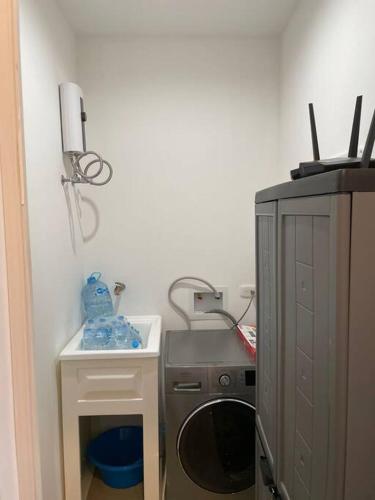 a small kitchen with a washing machine and a sink at Bejuco Beachfront Condo FRENTE A LA PLAYA hermoso condominio NUEVO in Esterillos Este