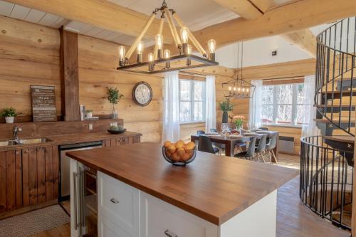 Galería fotográfica de Breathtaking log house with HotTub - Summer paradise in Tremblant en Saint-Faustin
