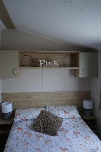 Una cama o camas en una habitación de Seaview Homes