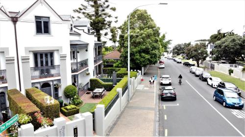 uma rua com carros estacionados na berma da estrada em Takapuna Accommodation em Auckland