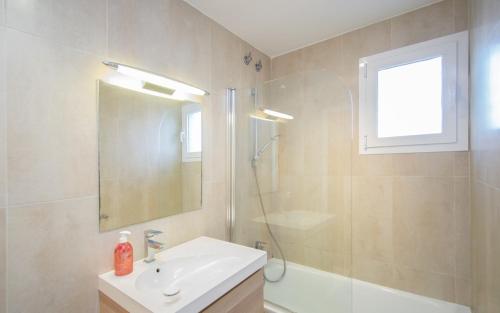 uma casa de banho com um lavatório, um chuveiro e um espelho. em Cosy Home with Pool ideal for Family & Sports near Beach in Port de Pollença em Pollença