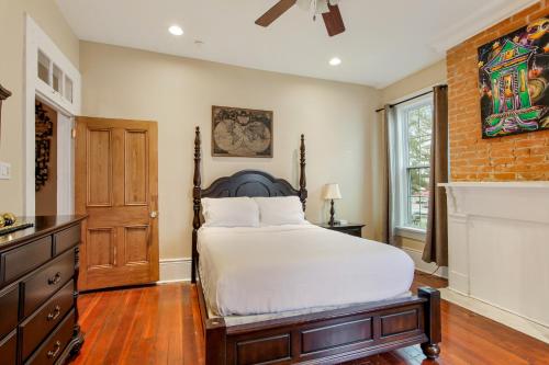 sypialnia z łóżkiem i ceglaną ścianą w obiekcie Roux Easy w Nowym Orleanie