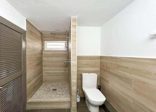 ein Bad mit einem WC und einer Dusche in der Unterkunft Front line unit 520 ft2 - 48 m2, on second floor, stunning ocean view in Saint Martin