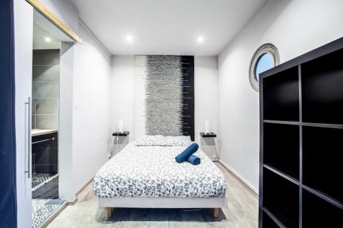 マルセイユにあるSuperbe T2 de Standing au Pharo - Air Rentalのベッドルーム1室(青いオブジェクトのベッド1台付)