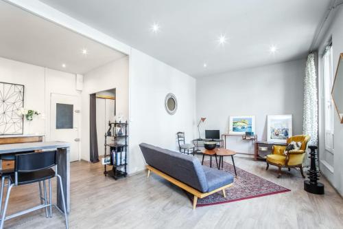 een woonkamer met een bank en stoelen bij Superbe T2 de Standing au Pharo - Air Rental in Marseille