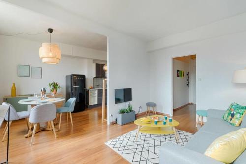 een woonkamer met een bank en een tafel bij Splendide appartement sur le cours Estienne d'Orves in Marseille