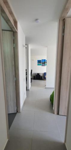 an empty hallway with open doors in a room at Hermoso apartamento en Reserva del peñon in Girardot