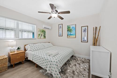 1 dormitorio con 1 cama y ventilador de techo en Comfy BNB w/ King Bed + Work/Travel + Beach 8 Min, en Hallandale Beach