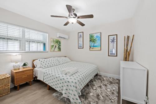 Ένα ή περισσότερα κρεβάτια σε δωμάτιο στο Comfy BNB w/ King Bed + Work/Travel + Beach 8 Min