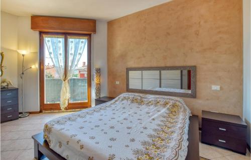 a bedroom with a bed and a large window at Cozy Apartment In Bussolengo With Wifi in Bussolengo