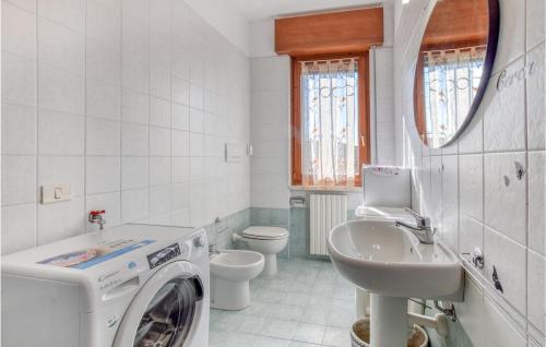 a bathroom with a washing machine and a sink at Cozy Apartment In Bussolengo With Wifi in Bussolengo