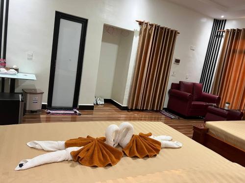 um quarto de hotel com toalhas numa cama em Chomkatae Bungalows em Sen Monorom