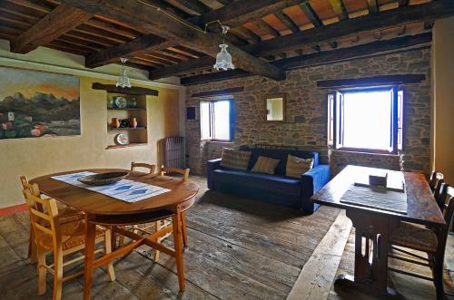 a living room with a table and a couch at Casa Vacanze Le Muse Sillico in Pieve Fosciana