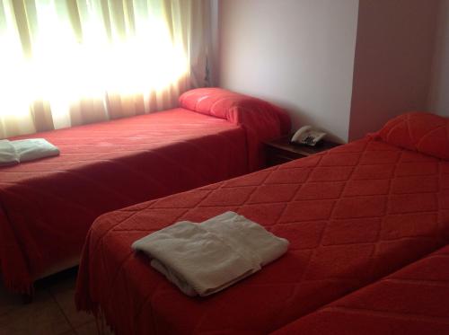 Una cama o camas en una habitación de Hotel San Carlos