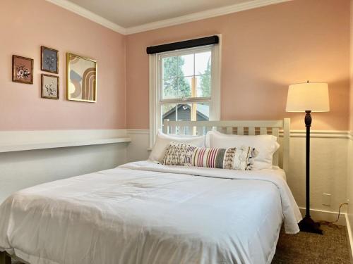 um quarto com uma cama branca e uma janela em Modern 2 Bedroom Farmhouse Cottage with Hot Tub in Snohomish em Snohomish