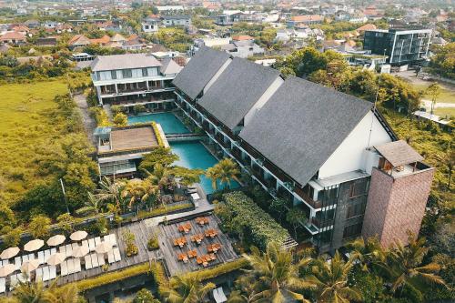 坎古的住宿－Swarga Suites Bali Berawa，享有带游泳池的建筑的空中景致