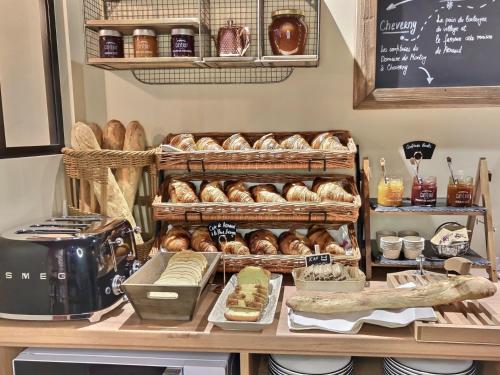 a bakery with lots of different types of bread at Logis Hôtel du Cygne in Bracieux