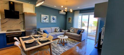 LUXURY DRIJON APARTMENTS 4d في شكودر: غرفة معيشة مع أريكة وطاولة