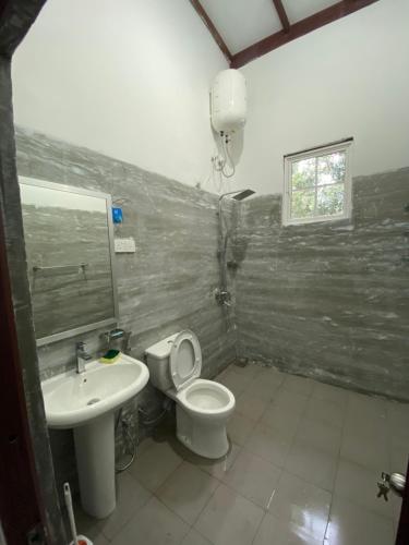 łazienka z toaletą i umywalką w obiekcie Uva Escape Holiday Bungalow w mieście Bandarawela