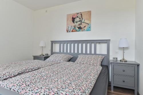 sypialnia z łóżkiem i 2 szafkami nocnymi w obiekcie Ruhige Ferienwohnung mit Panoramablick w mieście Ingoldingen