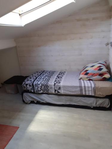 Un pat sau paturi într-o cameră la Villa club Sanary dans résidence fermée et arborée 10min a pied de la plage