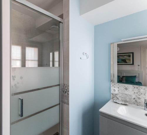 une salle de bain avec une douche, un lavabo et un miroir dans l'établissement Couette et café Saumur, à Saumur