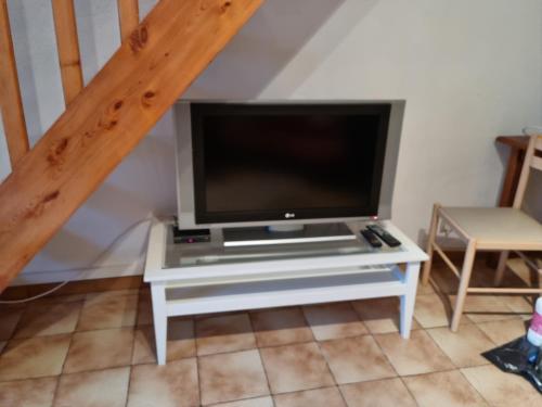 - une télévision sur une table blanche dans l'établissement La commanderie, à La Tranche-sur-Mer